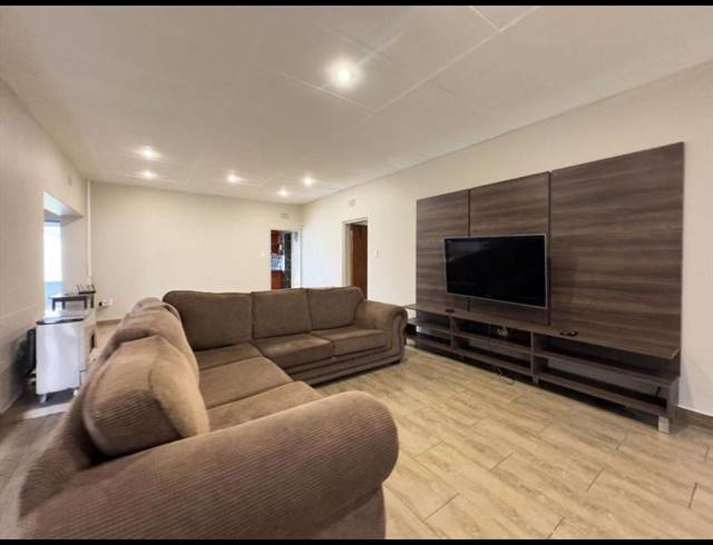 3 BEDROOM HOUSE FOR SALE IN KEMPTON PARK